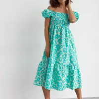 Платье в крупные цветы с открытыми плечами - изумрудный цвет, S (есть размеры)